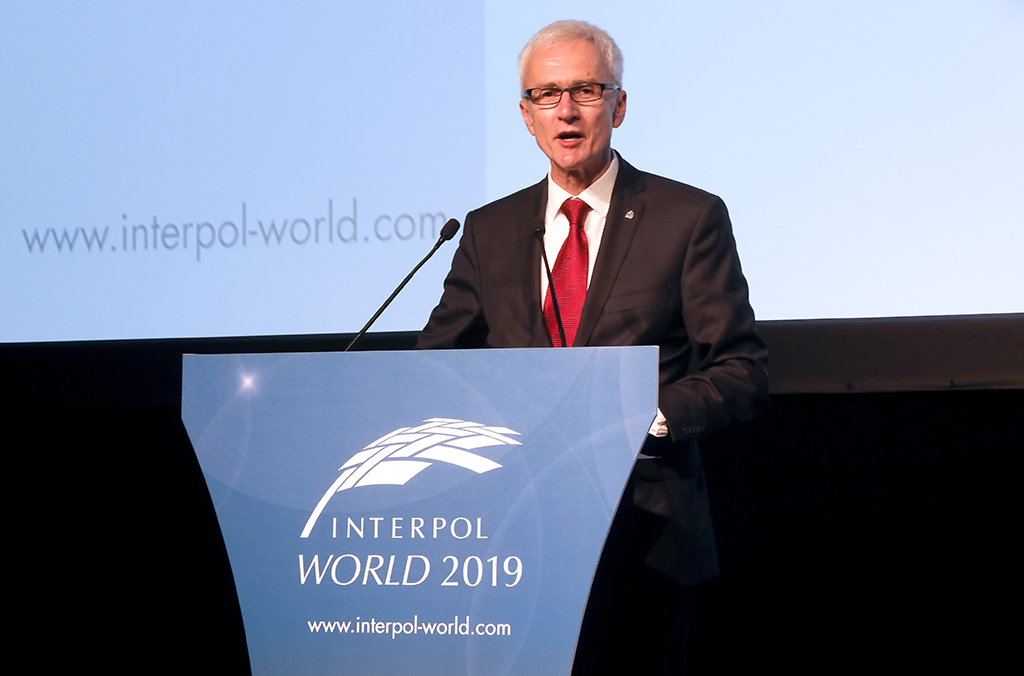 SG INTERPOL1-00037