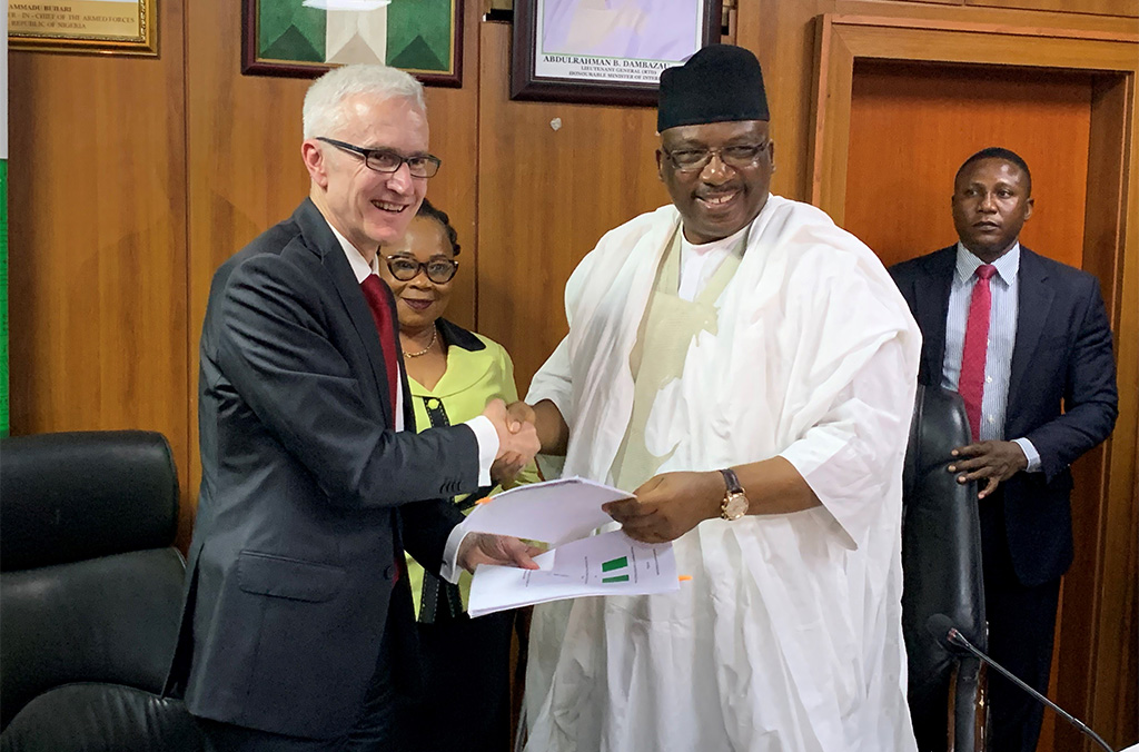 Ceremonia de firma del memorando de entendimiento en el marco de WAPIS entre el Secretario General de la INTERPOL y el Ministro del Interior de Nigeria, el 23 de abril en Abuja (Nigeria)