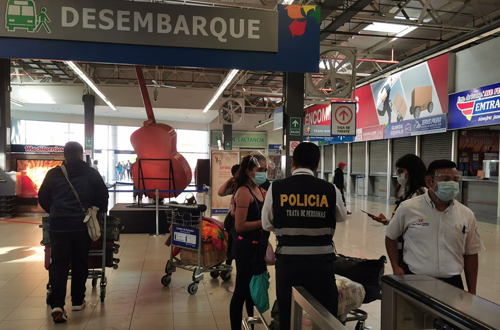 En la operación contra el tráfico de migrantes y la trata de personas también participó la policía peruana.