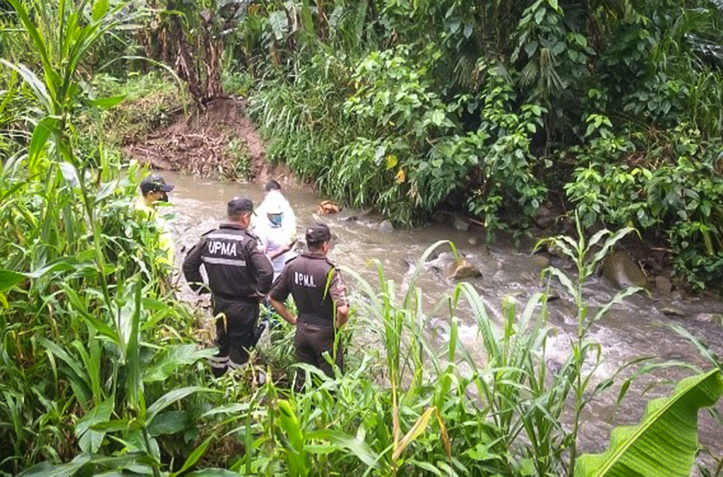 Las autoridades de Ecuador inspeccionan el efluente de una planta de tratamiento de aguas.