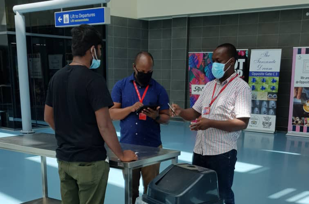 Les autorités aéroportuaires ont interrogé les bases de données mondiales d’INTERPOL lors du contrôle des passagers, par exemple en Tanzanie.