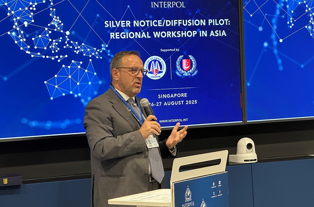 Photo 2 - INTERPOL's Claudio Marinelli gives an introduction to the Silver Notice.jpg