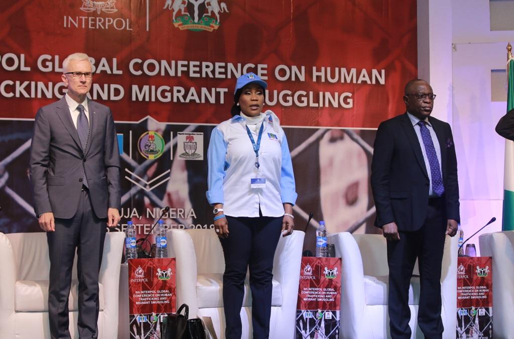 الأمين العام للإنتربول السيد يورغن شتوك (إلى اليسار)، والسيدة جولي أوكاه-دونلي، المديرة العامة للوكالة الوطنية النيجيرية لحظر الاتجار بالأشخاص، والسيد أولوسيغون أدييامي أديكونلي، مكتب أمين الحكومة الاتحادية (إلى اليمين).