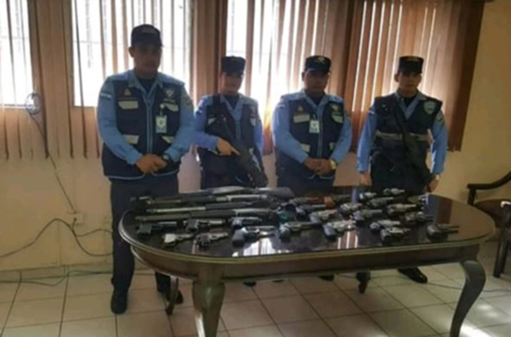 Des fonctionnaires honduriens présentant quelques-unes des armes saisies lors de l’opération Trigger V.