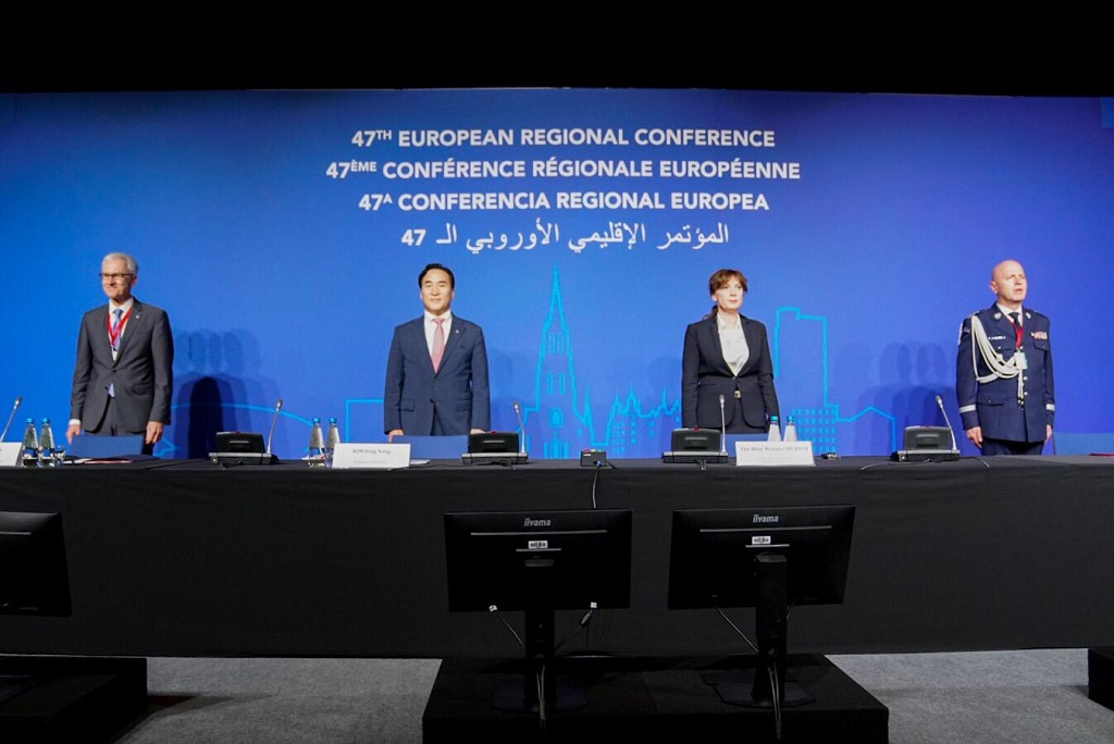 (De gauche à droite) Le Secrétaire Général d’INTERPOL, Jürgen Stock, le Président d’INTERPOL, Kim Jong Yang, la Sous-secrétaire d’État de la Pologne, Renata Szczęch, et le Commandant en chef de la Police nationale polonaise, Jarosław Szymczyk, lors de la Conférence régionale européenne d’INTERPOL.