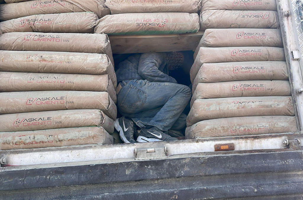 3. Turkiye migrant truck.png