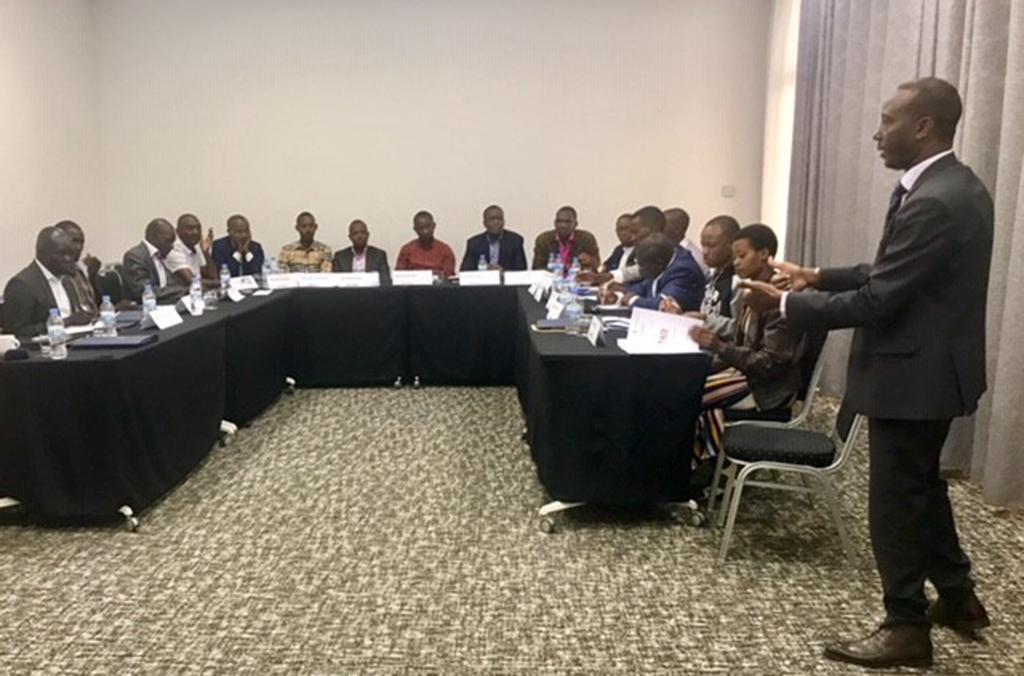 Des agents des services de contrôle des frontières et experts en écriture et documents d’Afrique de l’Est ont été formés aux dernières techniques d’examen des documents de sécurité.