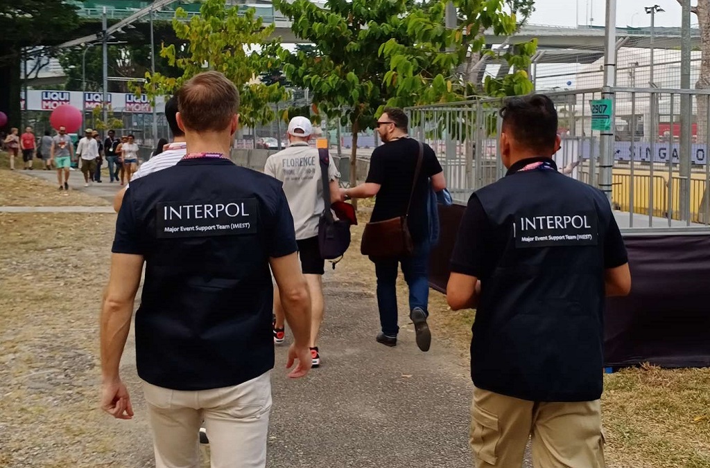 Integrantes del equipo de INTERPOL de apoyo para grandes acontecimientos durante el Campeonato de Fórmula 1 de Singapur.