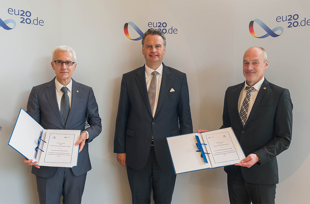 Jürgen Stock, Secretario General de INTERPOL; Michael Kretschmer, Vicepresidente de la BKA; y Günter Krings, Secretario de Estado Parlamentario, en la firma del acuerdo en Berlín.