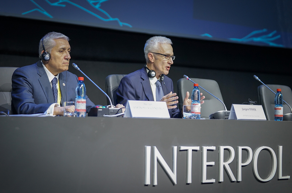 لمواجهة التهديدات المتغيرة باستمرار، قال الأمين العام السيد شتوك للمجتمعين إن قيام إنتربول قوي ومحايد هو حاجة ماسة أكثر من أيّ وقت مضى.