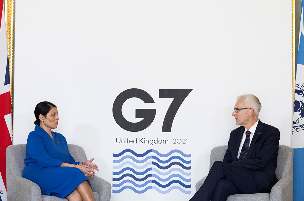 Le Secrétaire Général d’INTERPOL, M. Jürgen Stock, et la Ministre de l’Intérieur du Royaume-Uni, Mme Priti Patel, pendant la réunion ministérielle du G7 à Londres.
