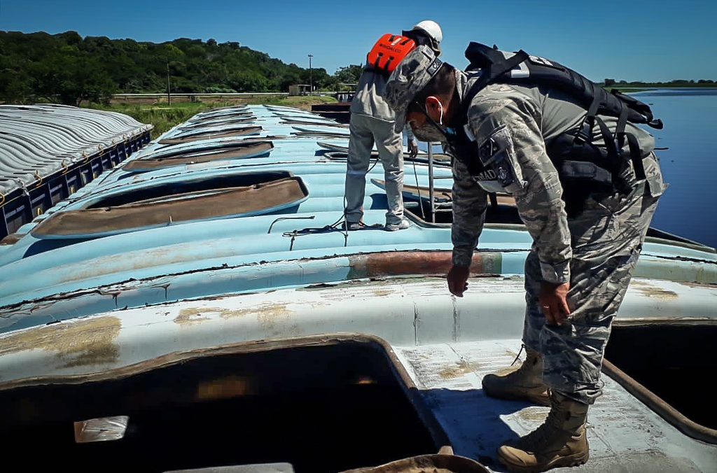 Inspecciones a bordo de una embarcación en Bolivia.