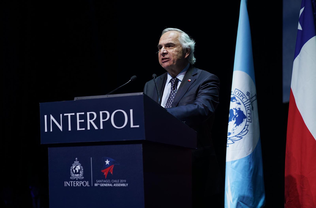 Andrés Chadwick Piñera, Ministro del Interior y Seguridad Pública de Chile, se dirige a los asistentes a la 88ª reunión de la Asamblea General.