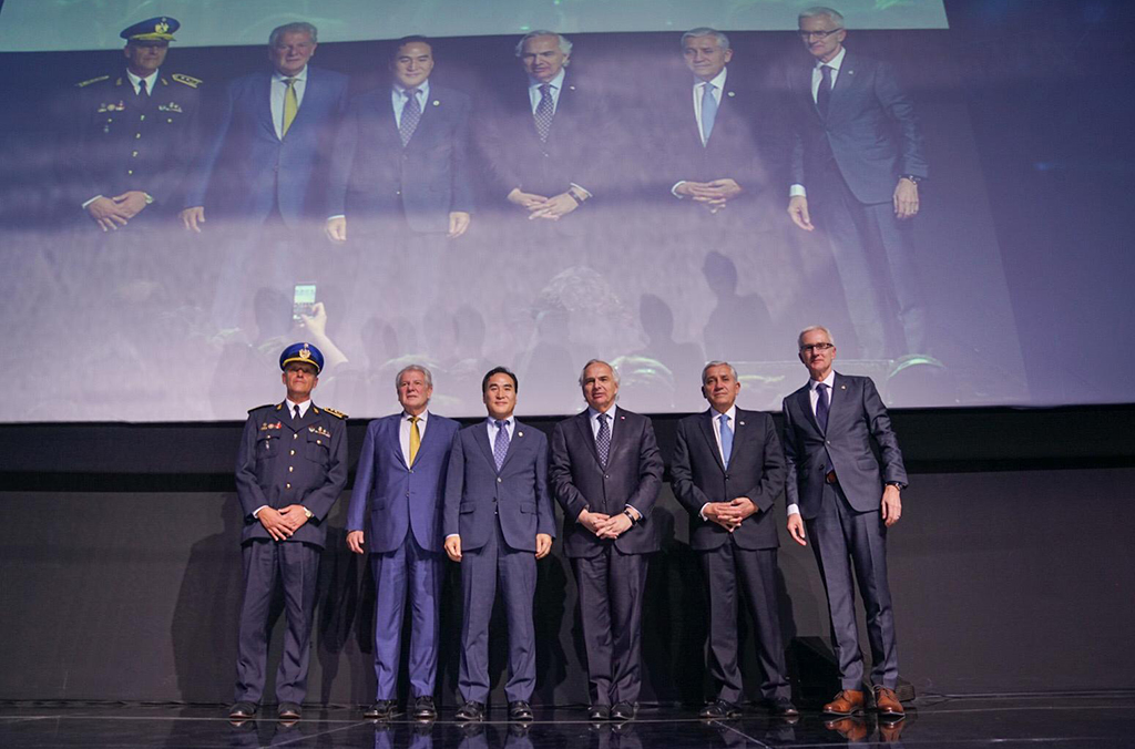 Los representantes del actual país anfitrión, Chile, y del próximo, Uruguay, con el Presidente y el Secretario General de INTERPOL.