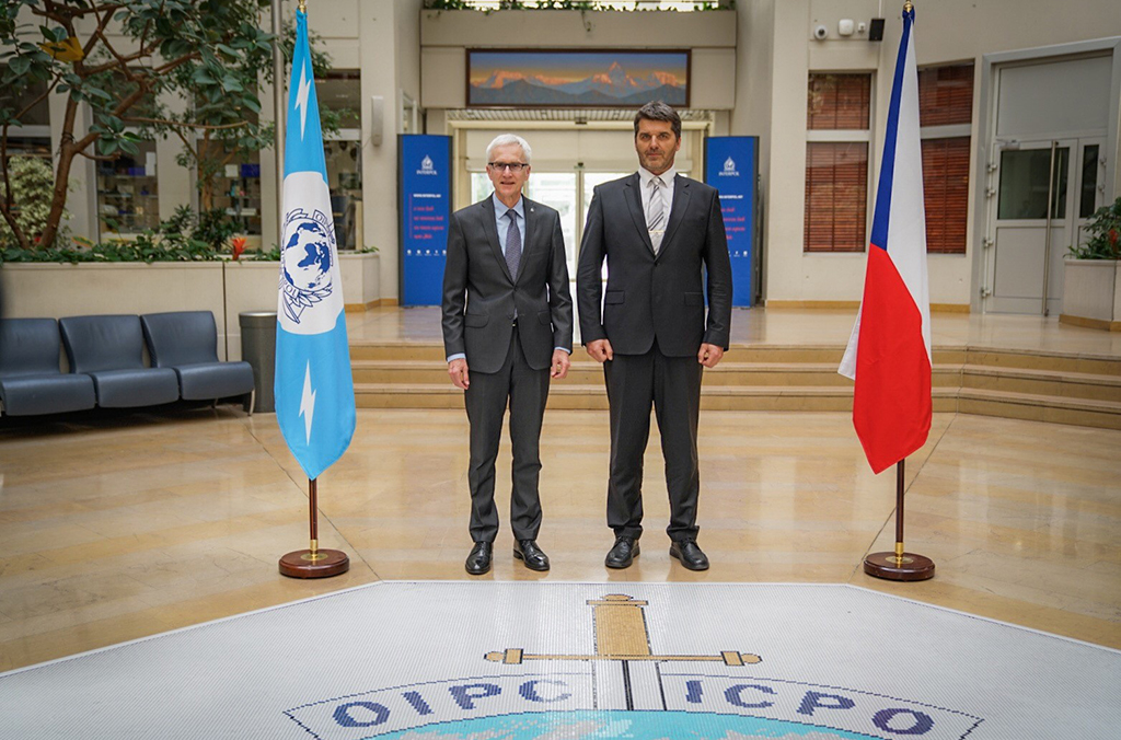 Police President Colonel Svejdar visits INTERPOL to hand over a drug database developed by the Czech Police
