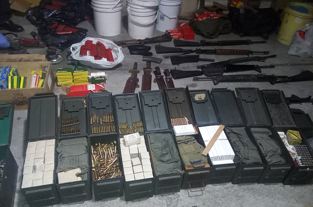 Au Panama, un renseignement anonyme a permis à la police de mettre au jour une cache renfermant des munitions, des armes à feu et des litres de produits chimiques et de substances explosives.