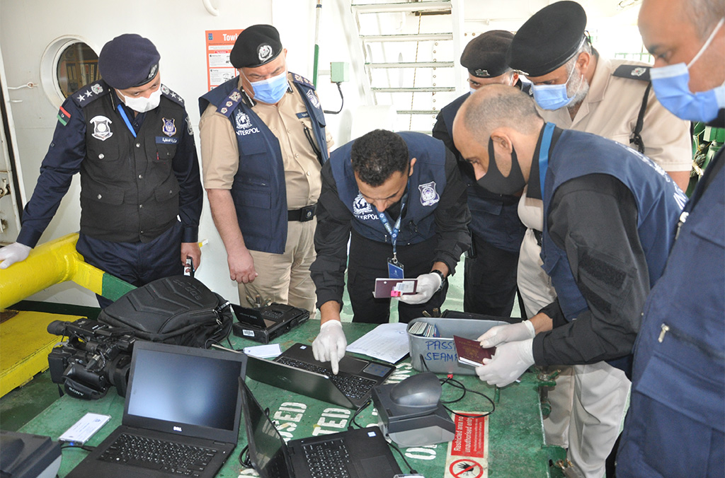 Policiers libyens en train de procéder à des vérifications dans les bases de données d’INTERPOL.