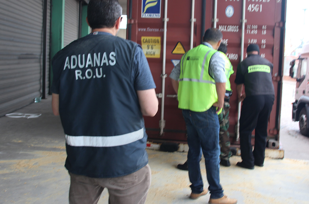 Las autoridades uruguayas inspeccionan un lugar identificado antes de la operación como un posible centro neurálgico del tráfico de armas