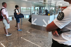 Des policiers ont été mobilisés dans les aéroports, aux frontières, sur les routes et dans les gares routières dans toute la région des trois frontières.